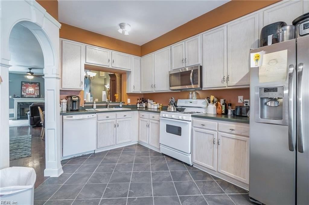 2327 Charing Cross Rd - Photo 4 of 18