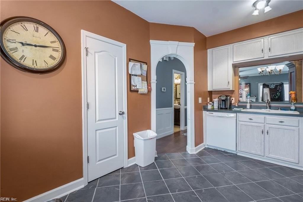 2327 Charing Cross Rd - Photo 5 of 18