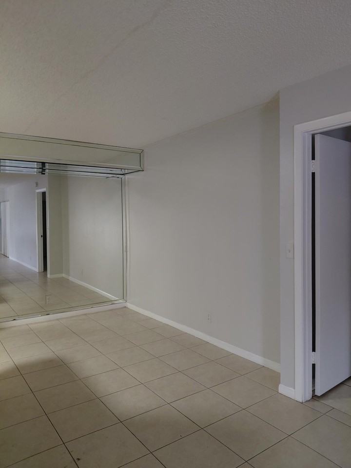 4225 S 57th Ave #B - Photo 4 of 9