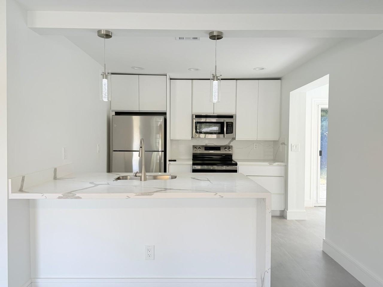 930 Ne 24th St - Photo 2 of 13