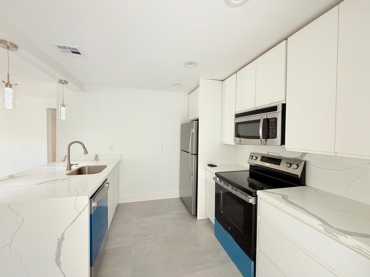 930 Ne 24th St - Photo 3 of 13