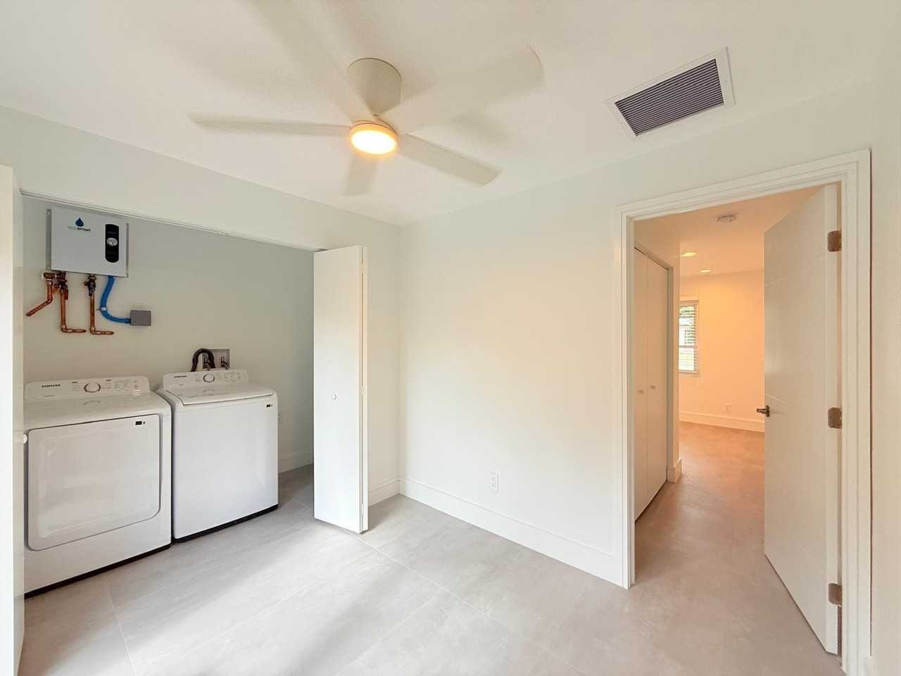 930 Ne 24th St - Photo 5 of 13