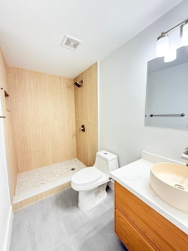 930 Ne 24th St - Photo 7 of 13