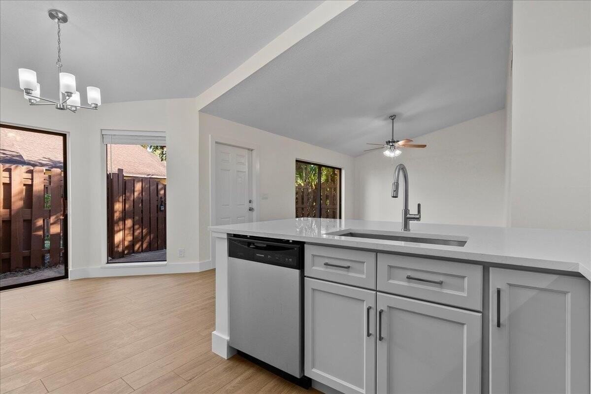 402 Springdale Cir #40B - Photo 2 of 29