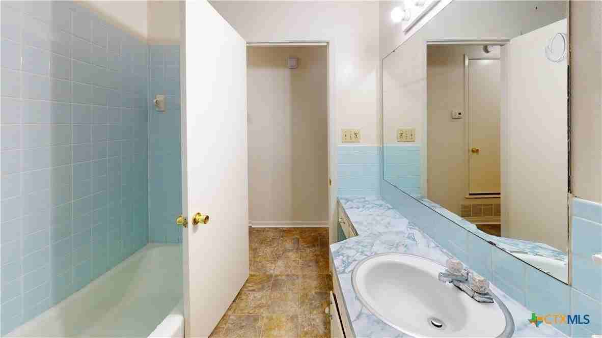 911 S 27th St - Photo 3 of 13