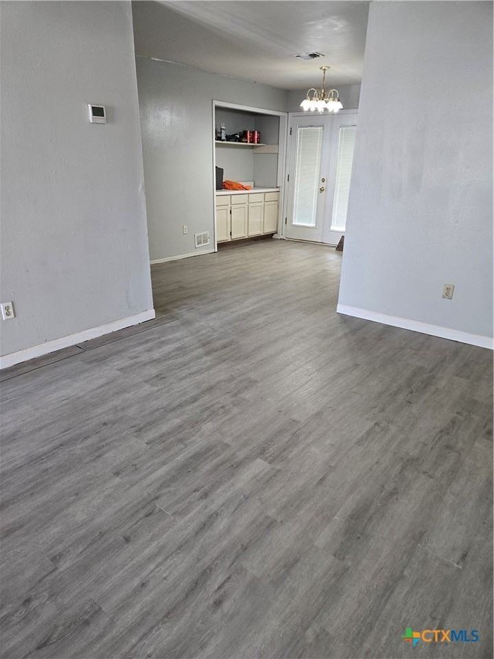 1129 Spruce St - Photo 3 of 7