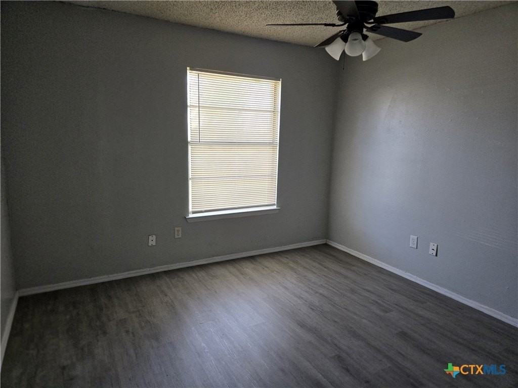 1129 Spruce St - Photo 5 of 7