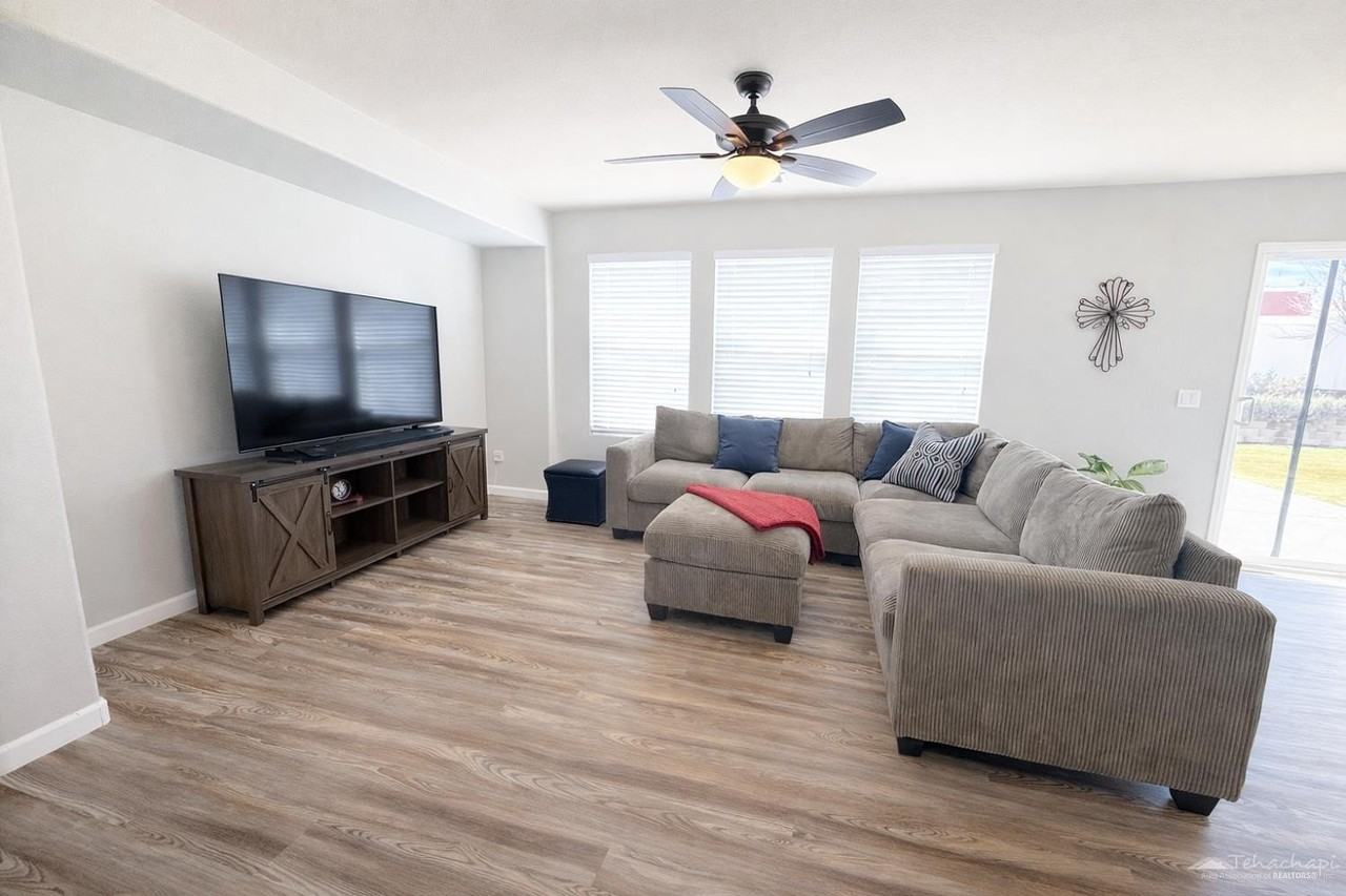 1191 Canyon Dr E - Photo 3 of 15