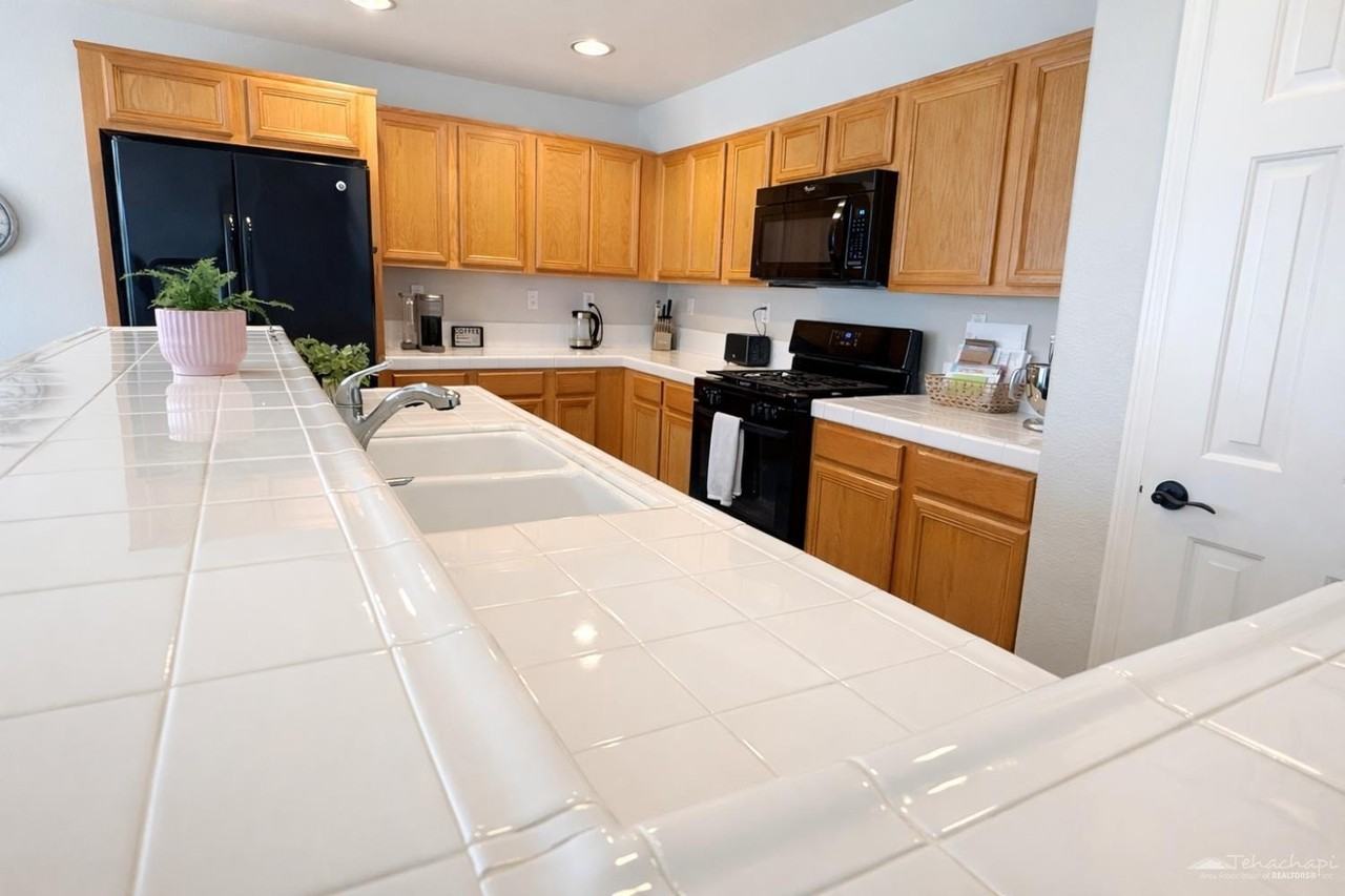 1191 Canyon Dr E - Photo 5 of 15