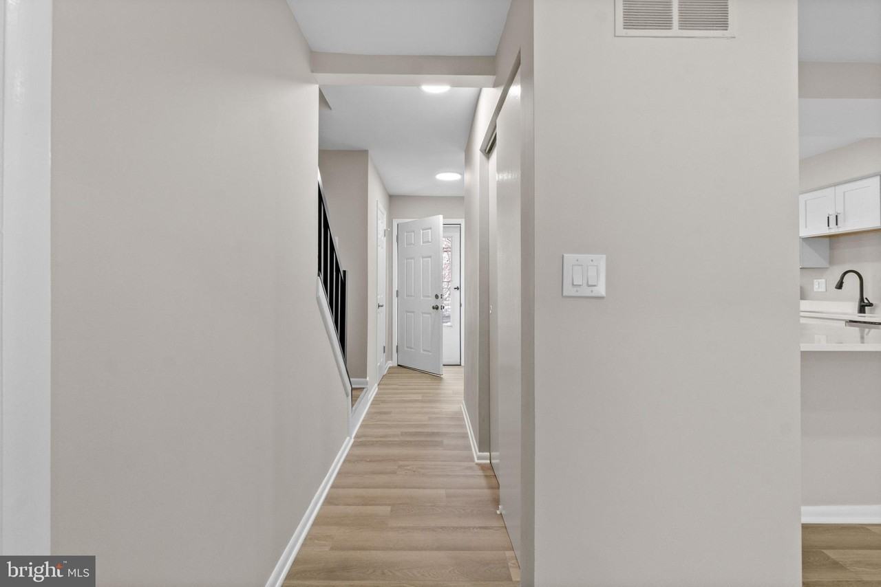 8291 Londonderry Ct - Photo 4 of 35