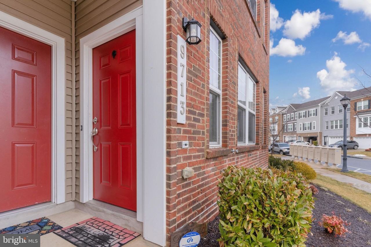 9713 Glassy Creek Way - Photo 3 of 33