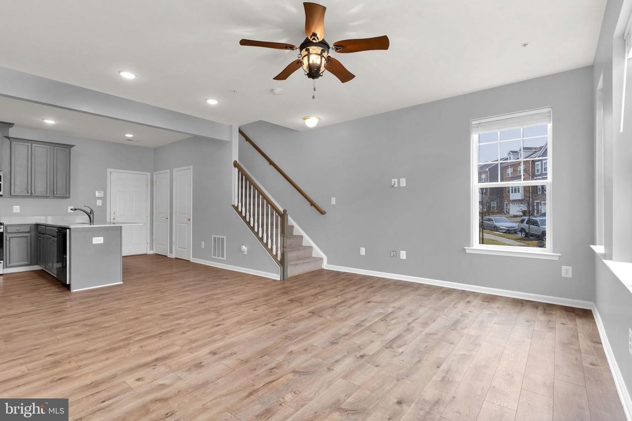 9713 Glassy Creek Way - Photo 4 of 33