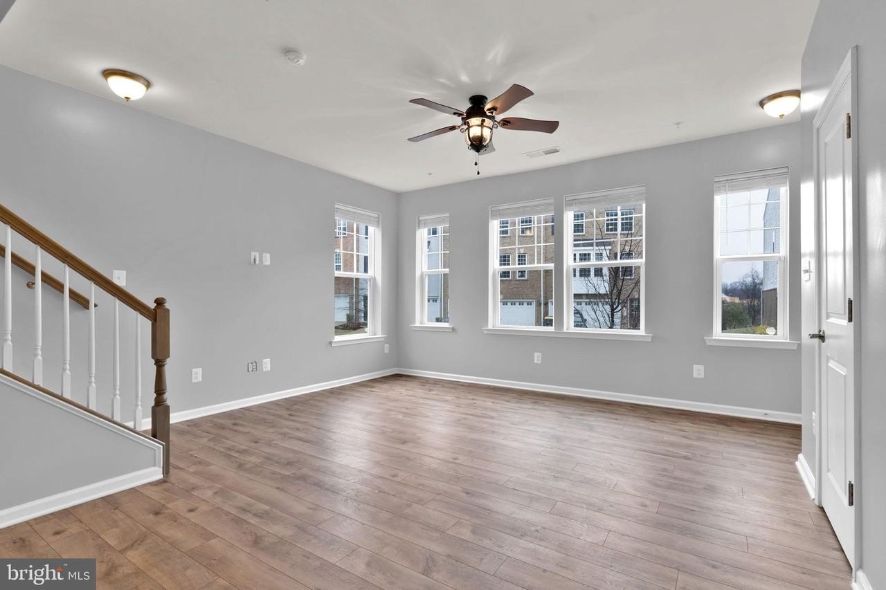 9713 Glassy Creek Way - Photo 7 of 33