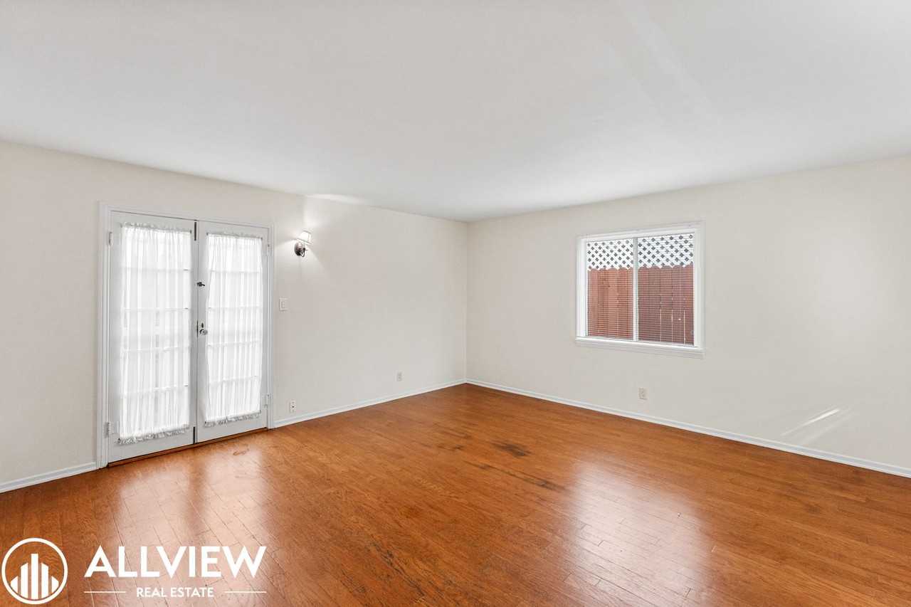 1018 W 18th St - Photo 4 of 20