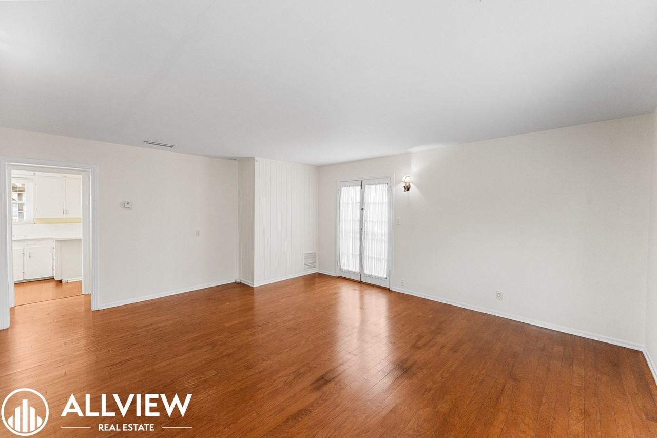 1018 W 18th St - Photo 5 of 20