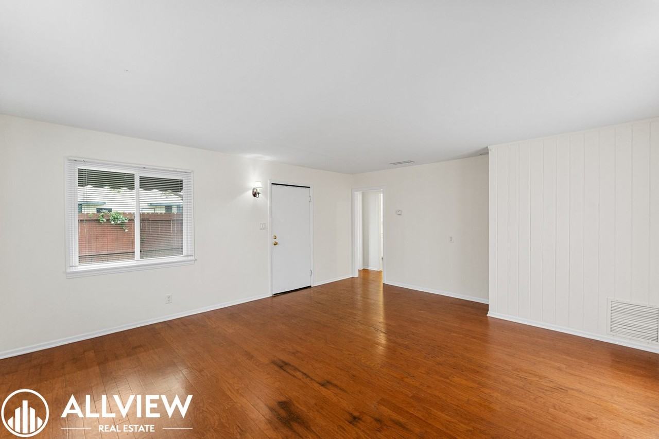 1018 W 18th St - Photo 6 of 20