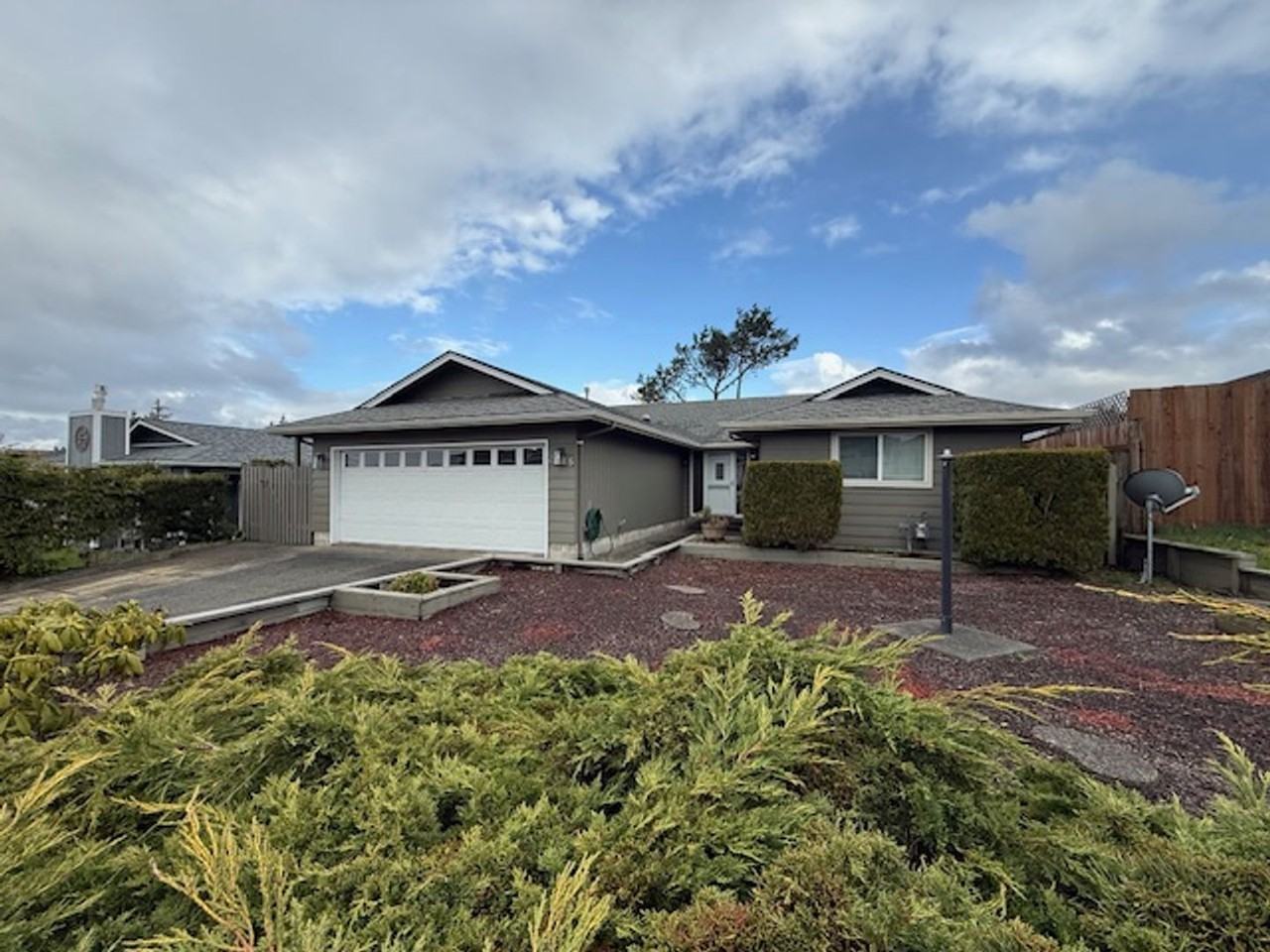 2045 Hayes St - Photo 2 of 50