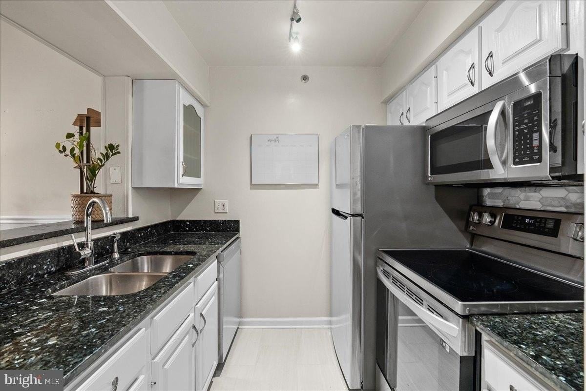 3311 Wyndham Cir Apt 4200 - Photo 6 of 33