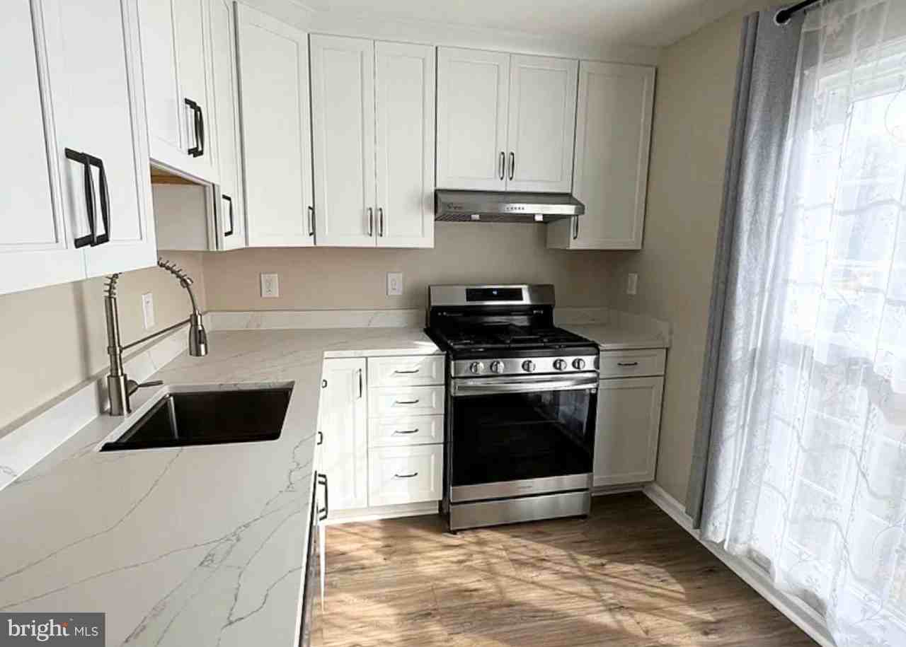 10108 Sabin Dr - Photo 3 of 29