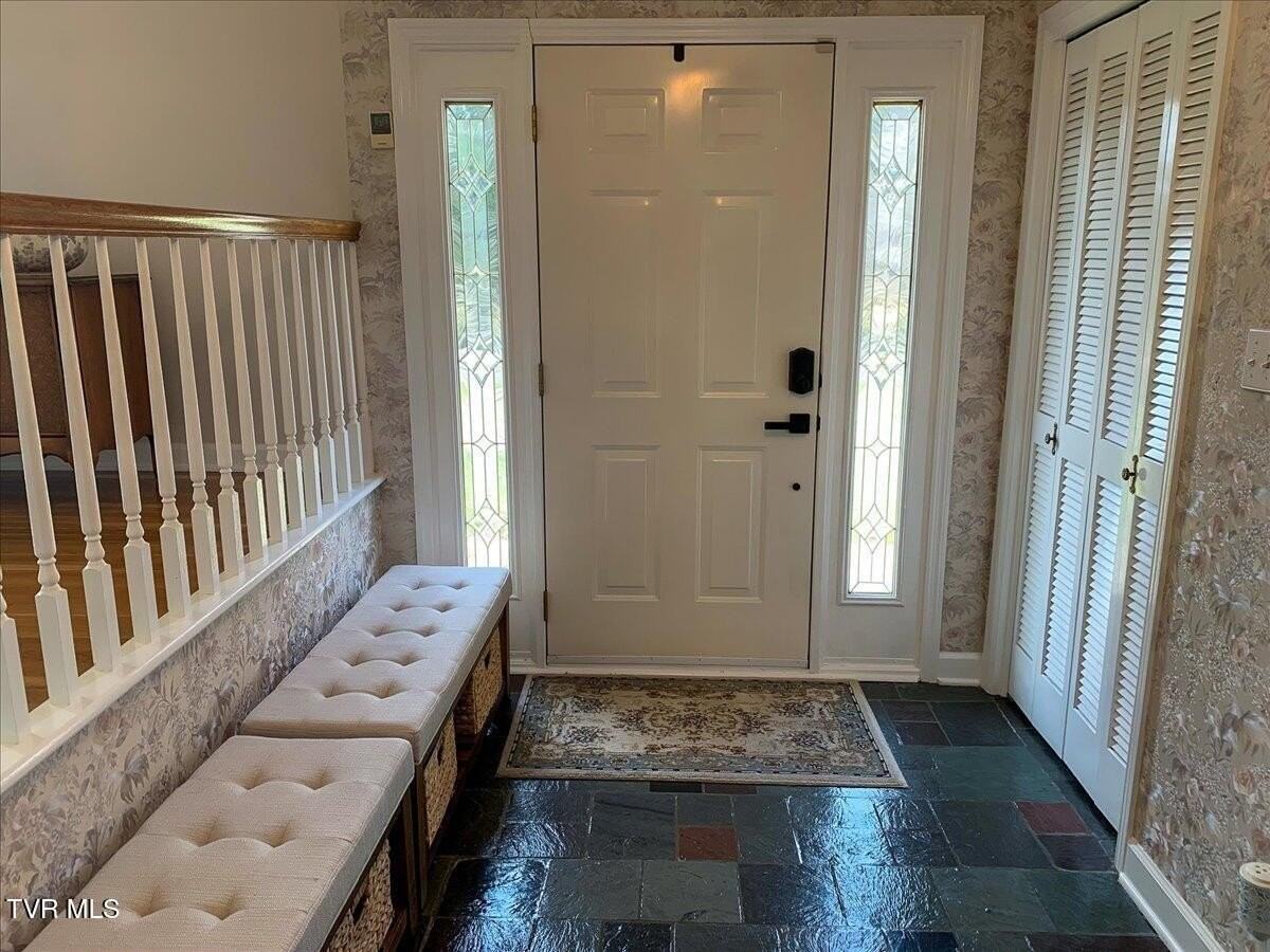 601 Meadow Ln - Photo 4 of 20