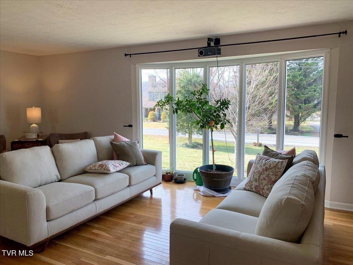 601 Meadow Ln - Photo 5 of 20