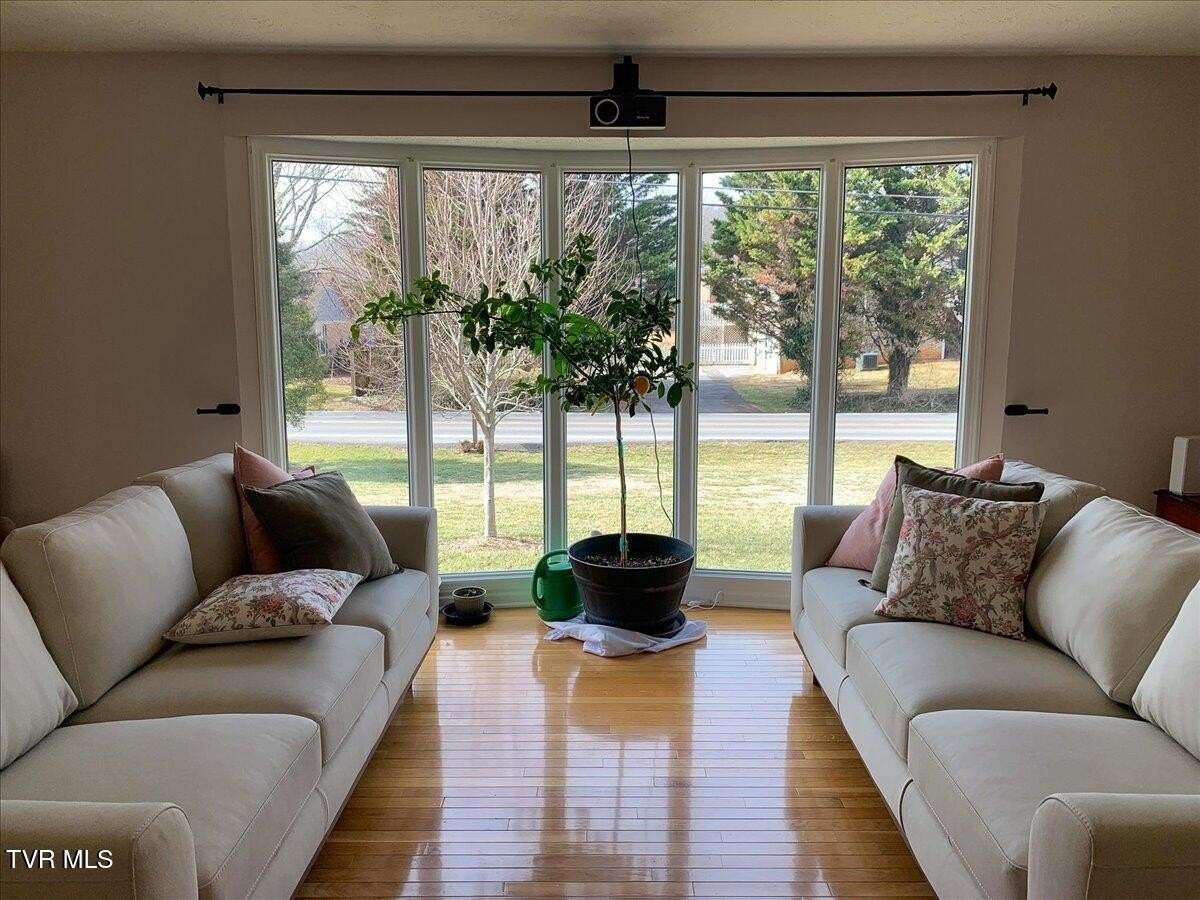 601 Meadow Ln - Photo 6 of 20