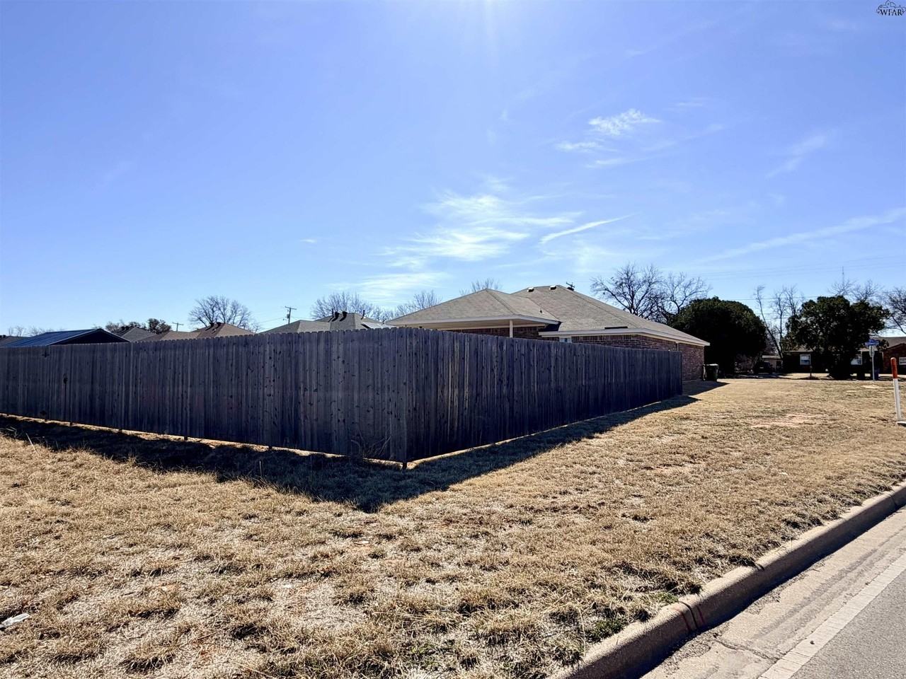 3258 Northwest Dr - Photo 3 of 29