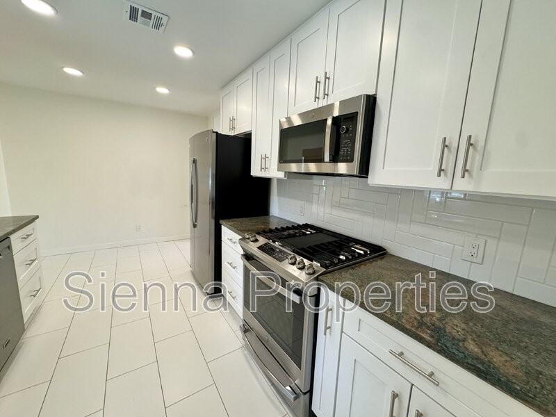 1304 Hillcrest Dr - Photo 5 of 27