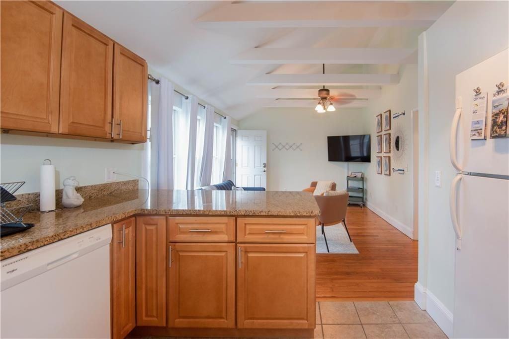 391 Aquidneck Ave - Photo 4 of 16