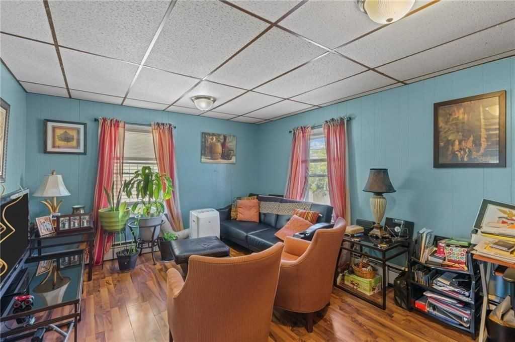 528 Lonsdale Ave - Photo 4 of 8