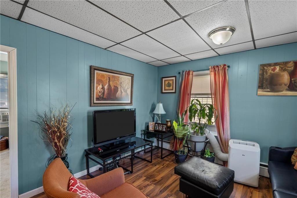 528 Lonsdale Ave - Photo 6 of 8