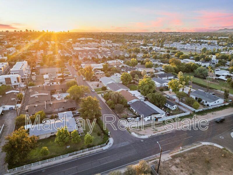 3938 E Cheery Lynn Rd - Photo 4 of 36