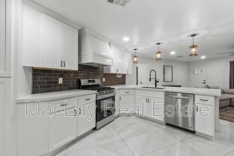 3938 E Cheery Lynn Rd - Photo 3 of 36