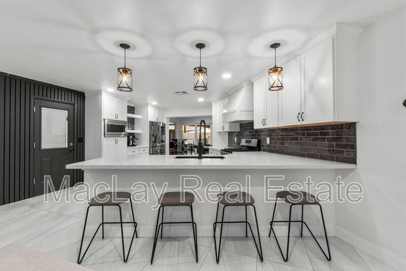 3938 E Cheery Lynn Rd - Photo 7 of 36