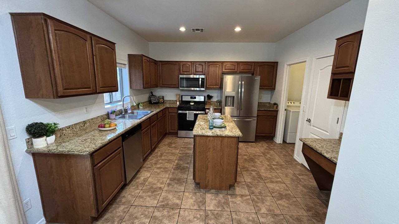 1833 E Hartford Ave - Photo 5 of 26