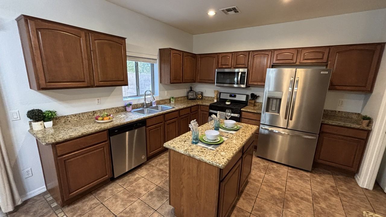 1833 E Hartford Ave - Photo 6 of 26