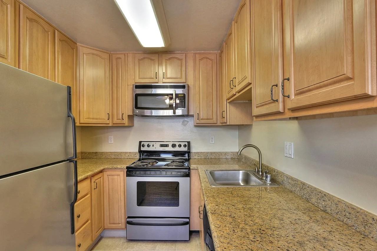 570 University Ave #18 - Photo 3 of 10