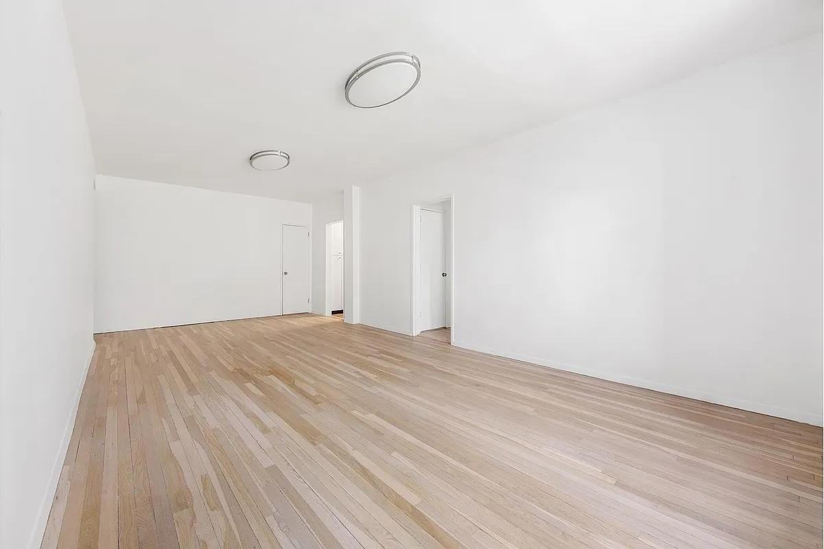 350 E 30th St #2X - Photo 4 of 8