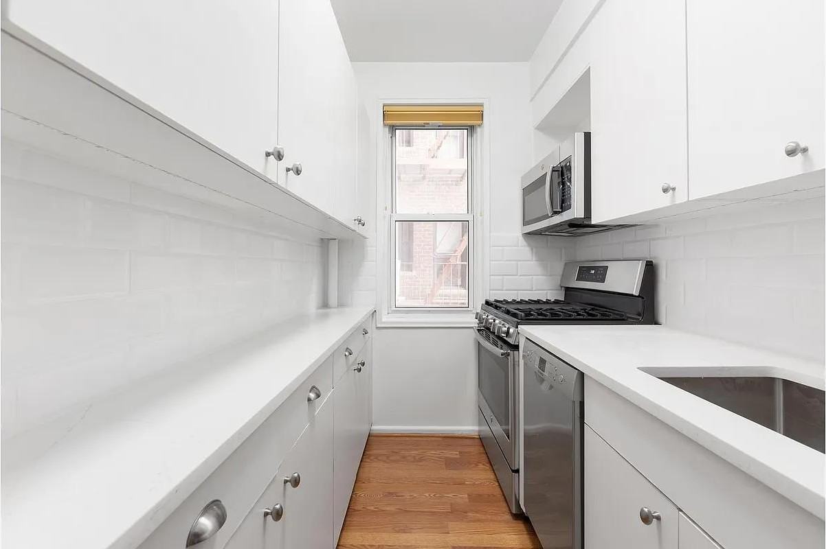 350 E 30th St #2X - Photo 6 of 8