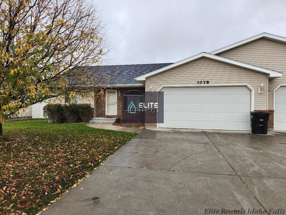 1078 Matchpoint Dr - Photo 3 of 17