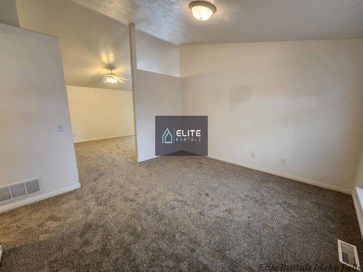 1078 Matchpoint Dr - Photo 4 of 17