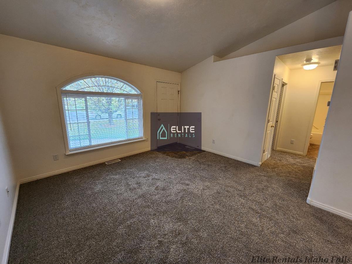 1078 Matchpoint Dr - Photo 5 of 17