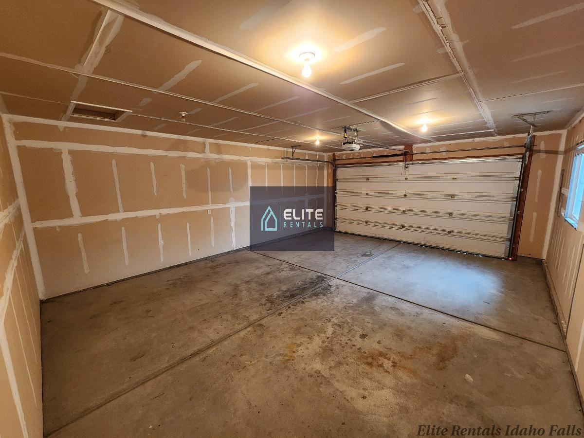 1078 Matchpoint Dr - Photo 6 of 17