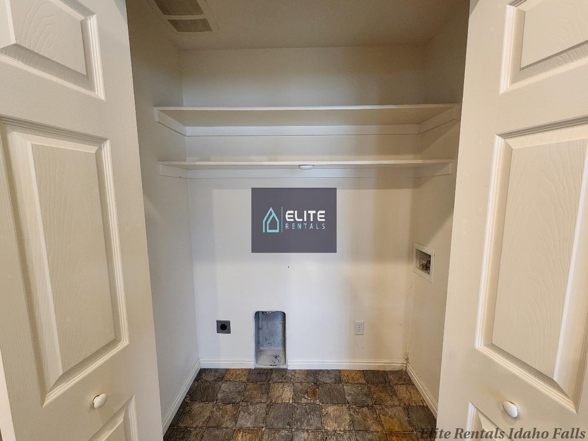 1078 Matchpoint Dr - Photo 7 of 17