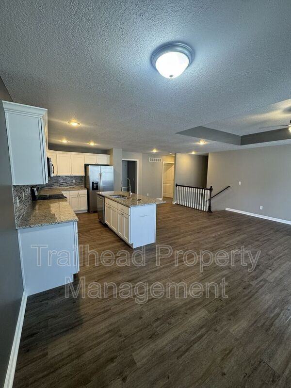 601 Hillcrest St Apt B - Photo 3 of 18
