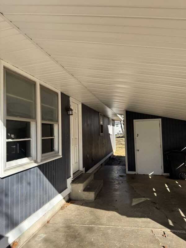 2112 N Marion Ave - Photo 2 of 9