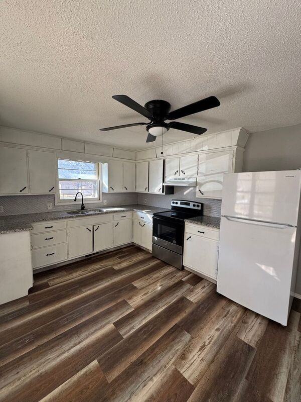 2112 N Marion Ave - Photo 3 of 9