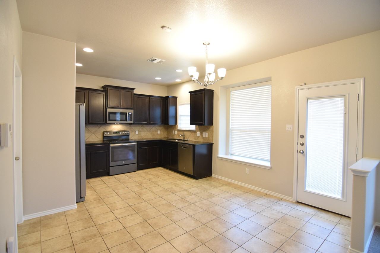 5906 Ambrose Cir - Photo 4 of 21