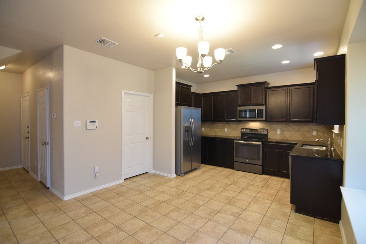 5906 Ambrose Cir - Photo 5 of 21