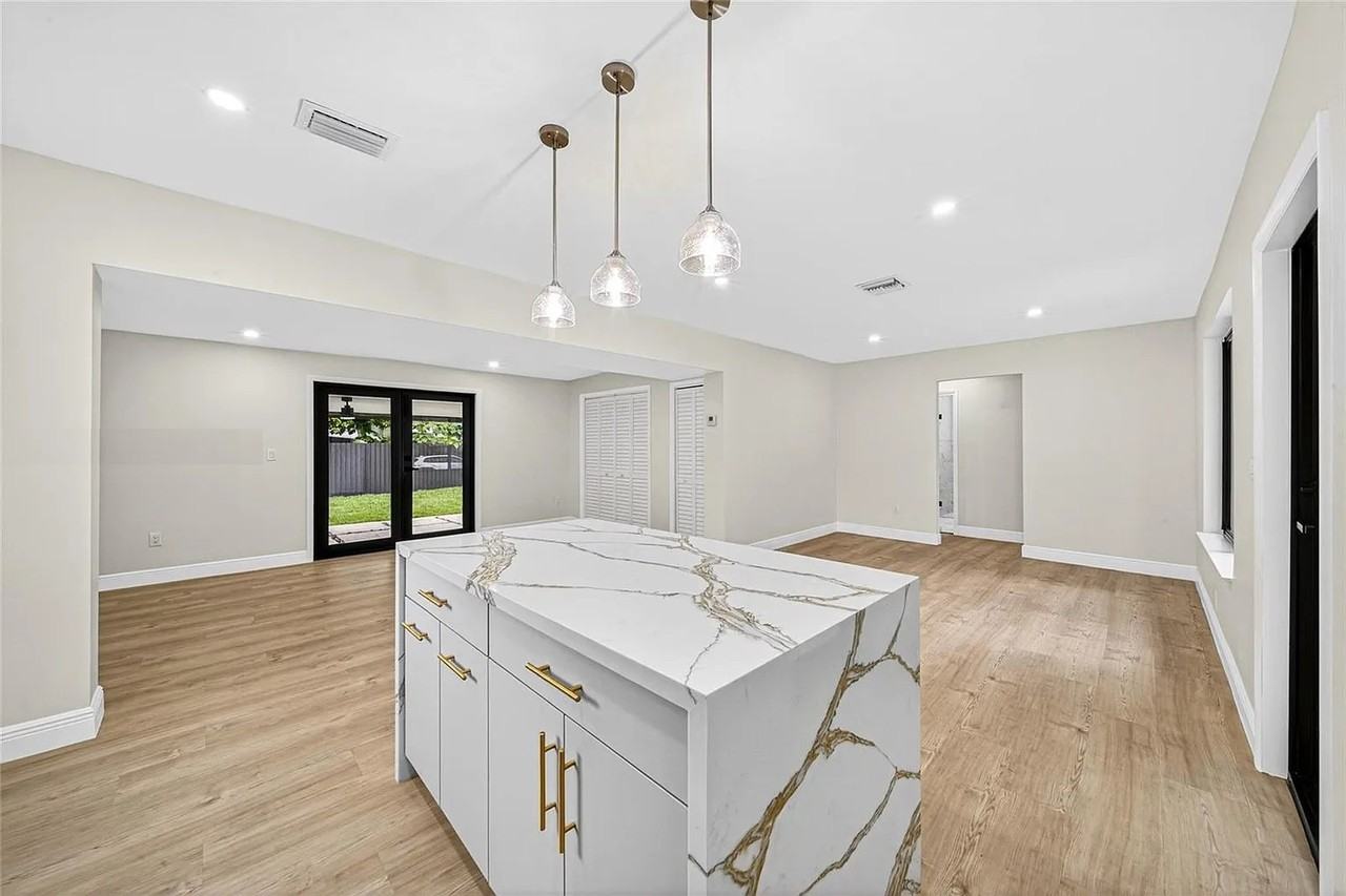 2731 Sw 29th Ave - Photo 3 of 18